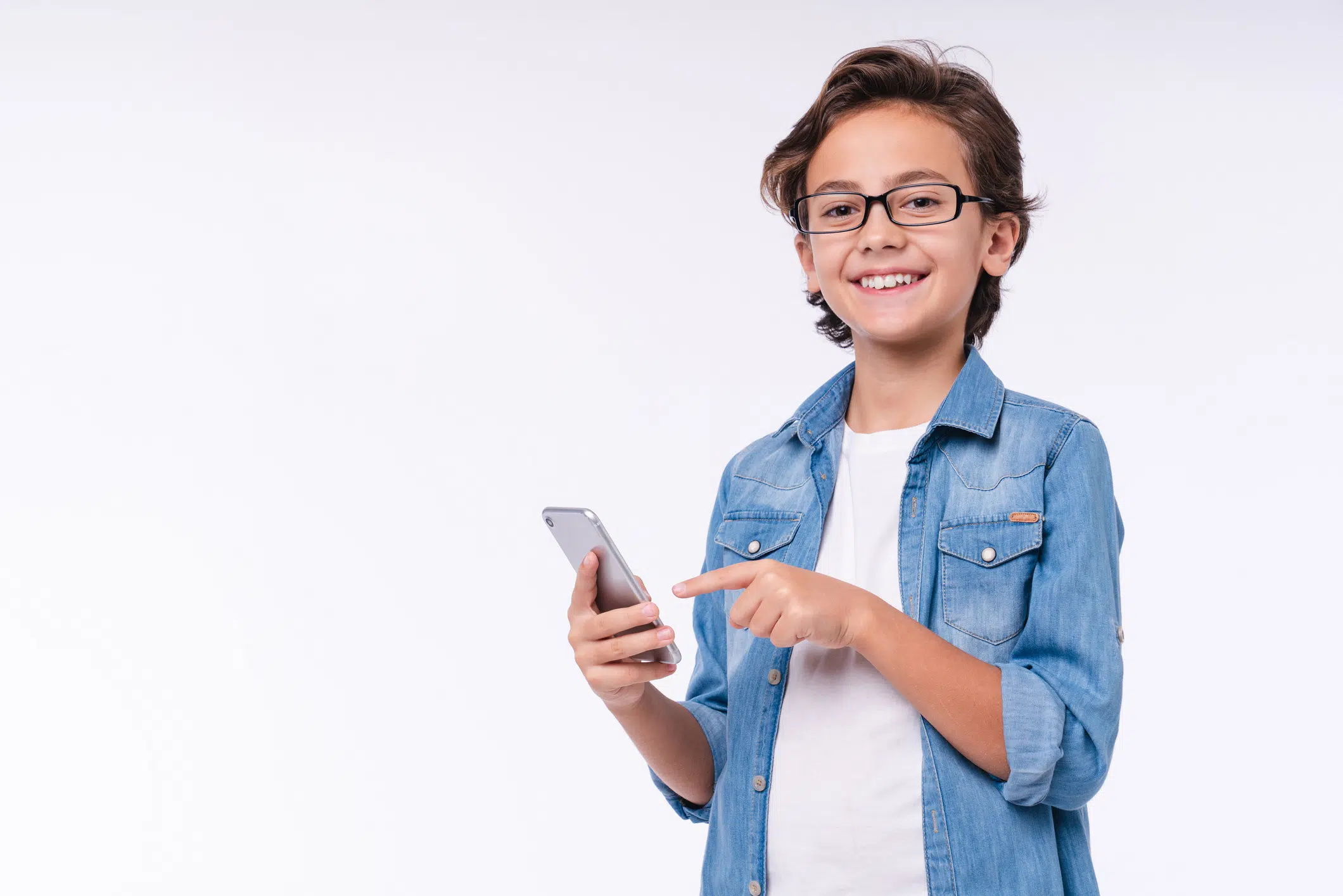 abonnement voor je kind - lachende jongen met smartphone in zijn hand