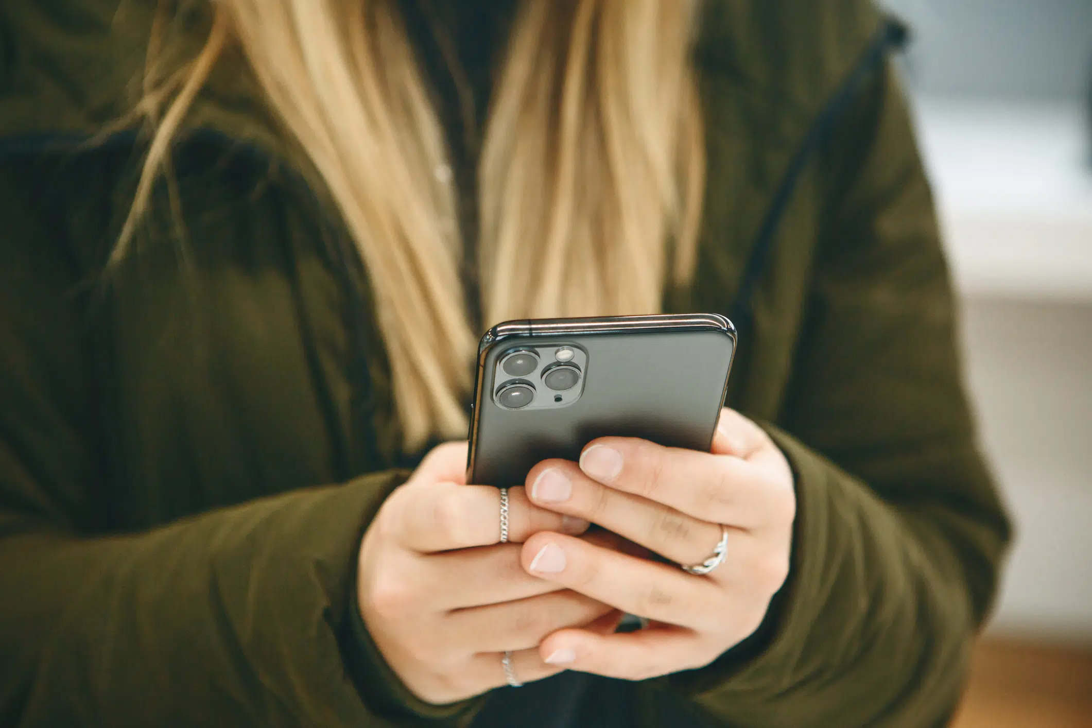 abonnement voor je kind - meisje met smartphone in haar handen