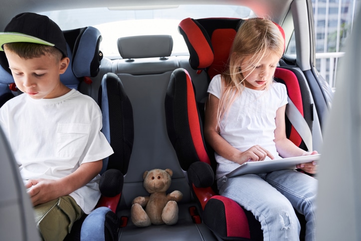 autovakantie met peuter - kinderen met tablets in de auto