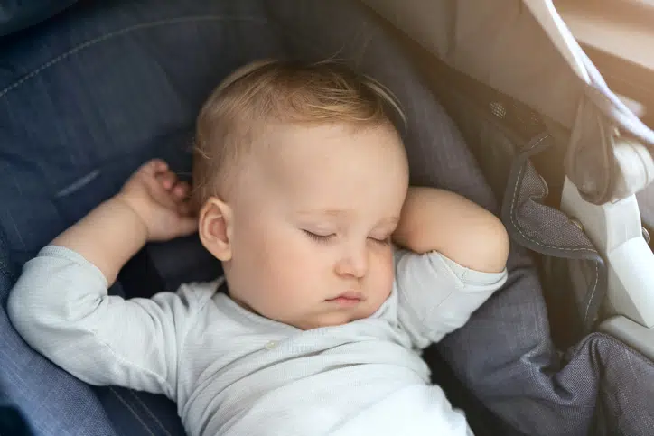Routine op vakantie zo kom je zelf ook uitgerust terug - slapende baby