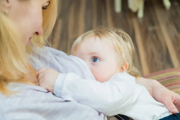 Vrouwen stoppen te vroeg met borstvoeding