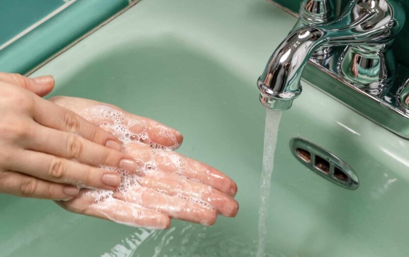 goed reinigen van handen bij puistjes verzorgen