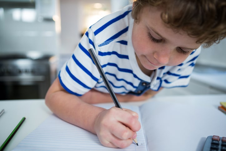 5 tips voor de juiste schrijfhouding voor jouw kind 1 - kind schrijft met een potlood