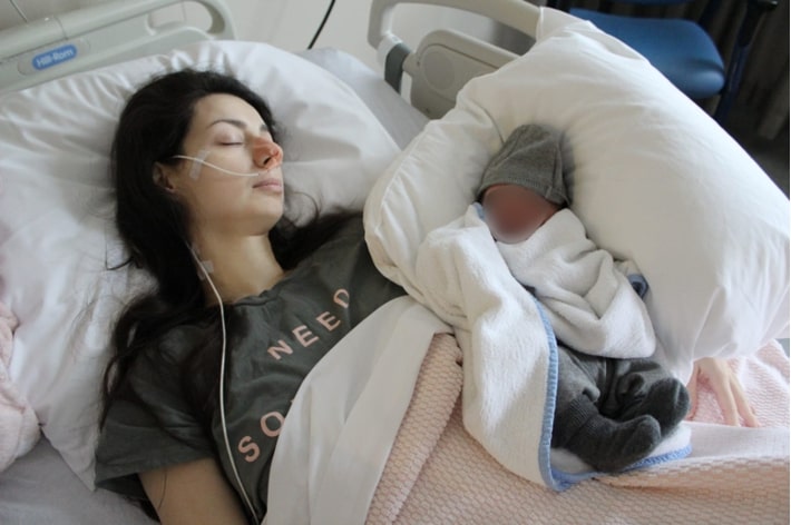 ziek door sepsis - Carli in het ziekenhuis na de bevalling