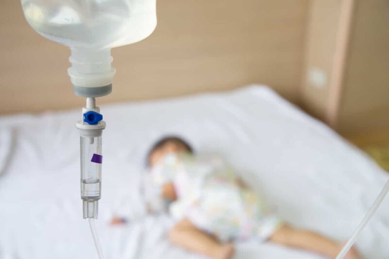 Baby hersenvliesontsteking in ziekenhuis met infuus