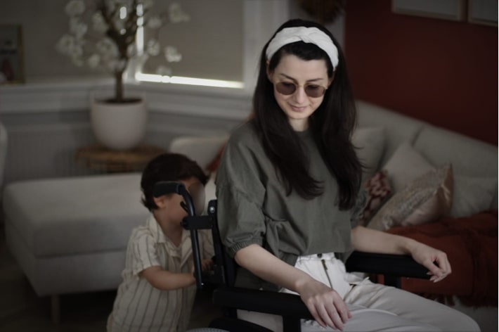 ziek door sepsis - Carli in een rolstoel