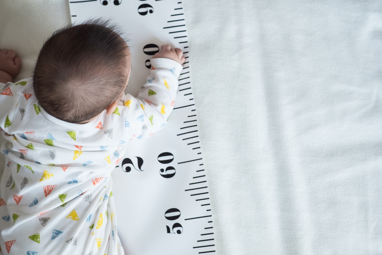 Groeicurve baby berekenen met kindje op een meetlint