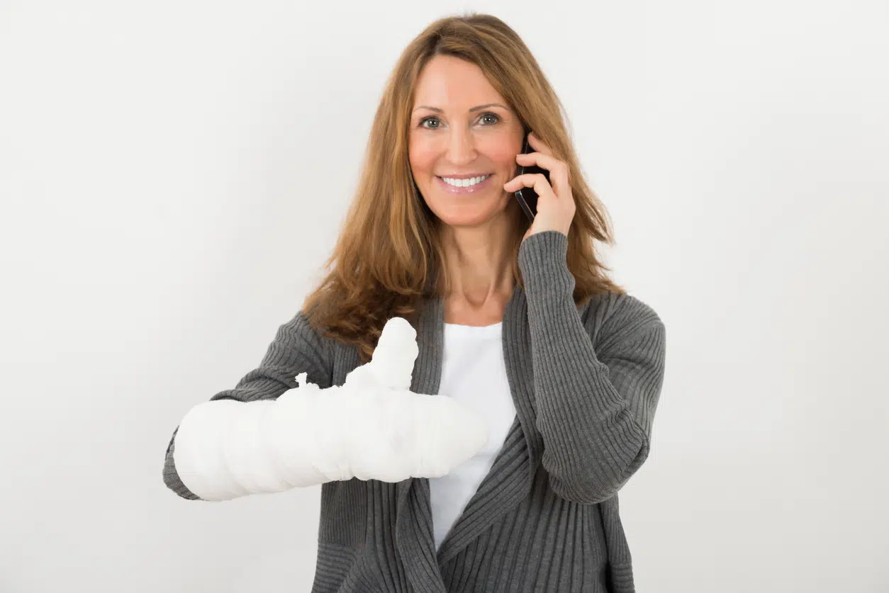 Vrouw met gebroken arm in gips