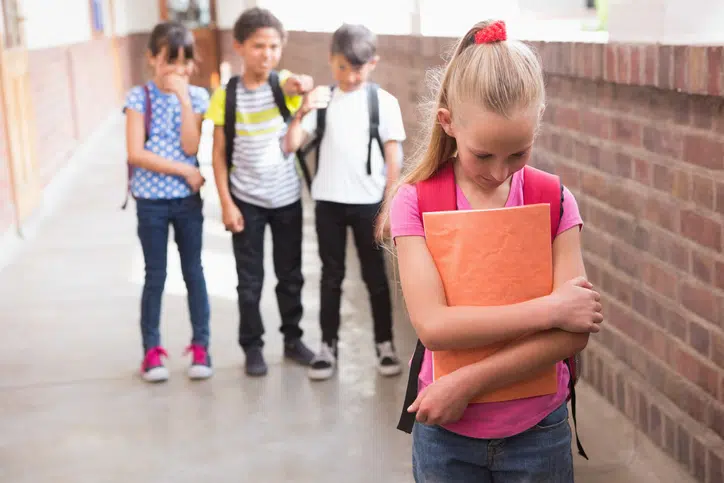 als je kind een pester is - meisje wordt gepest voor groepje kinderen