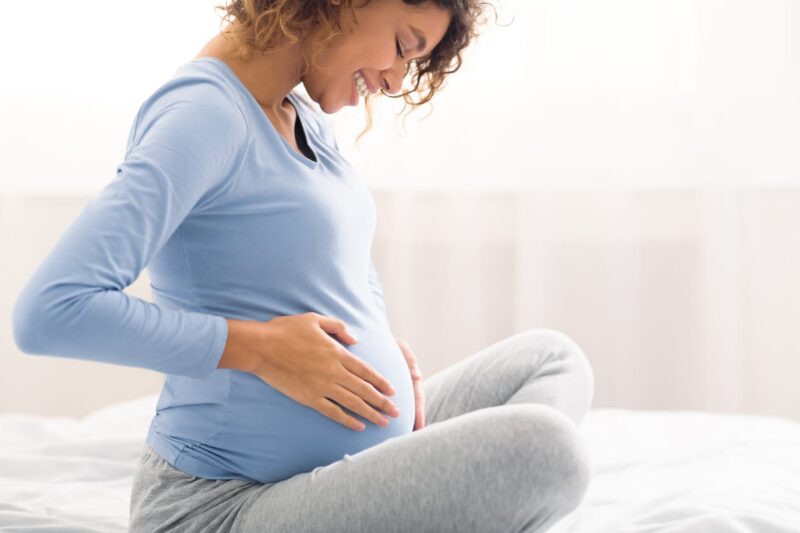 Blije nieuwe moeder tijdens eerste zwangerschap