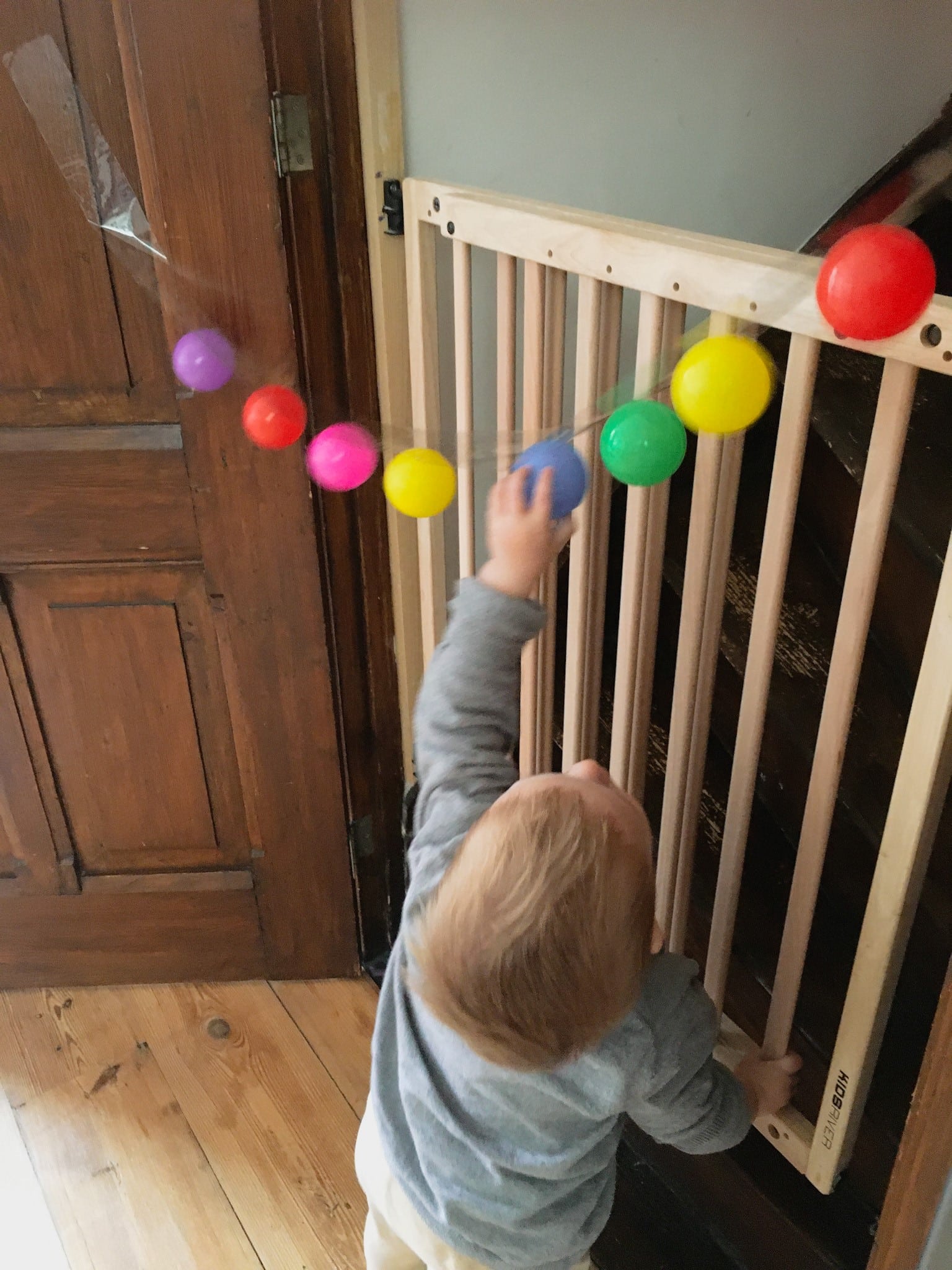 optrekken en staan stimuleren bij je kind - slinger met ballenbakballen