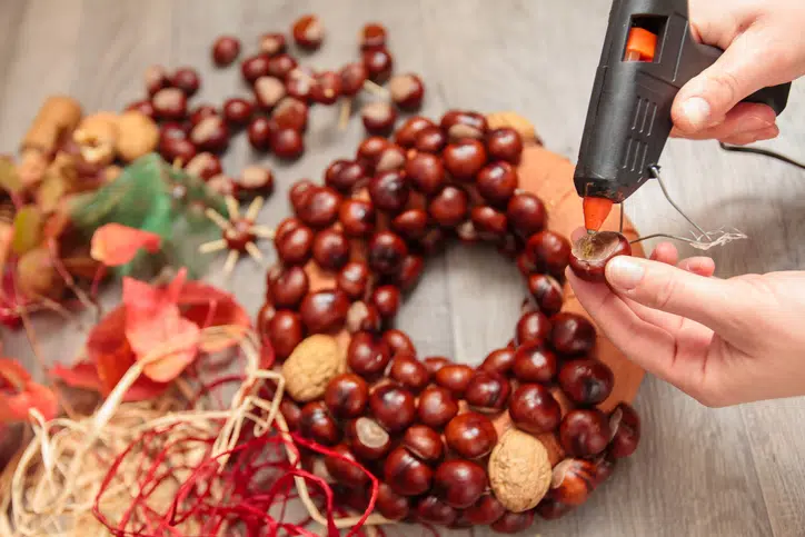 krans maken met kastanjes en lijmpistool - knutselen met kastanjes