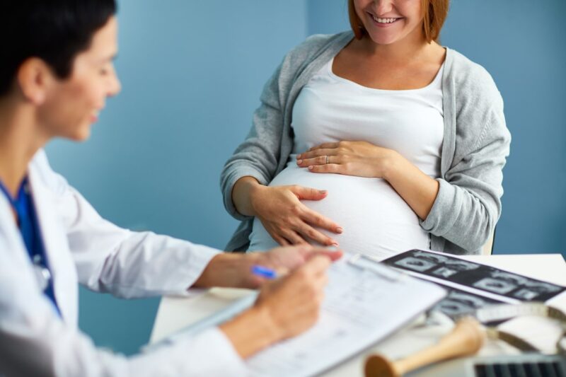 Zwangere vrouw bij de verloskundige