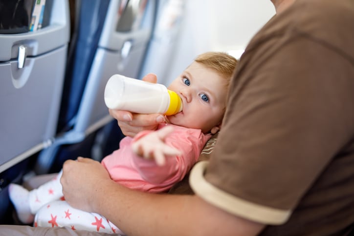 tips vliegen met een kind laat je kind iets drinken tijdens het opstijgen en landen