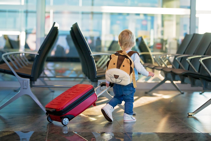 vliegen met een kind laat je kind veel lopen op het vliegveld