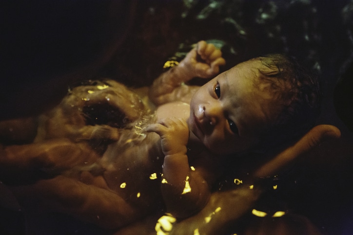 bevallingsfoto - pasgeboren baby in bevalbad