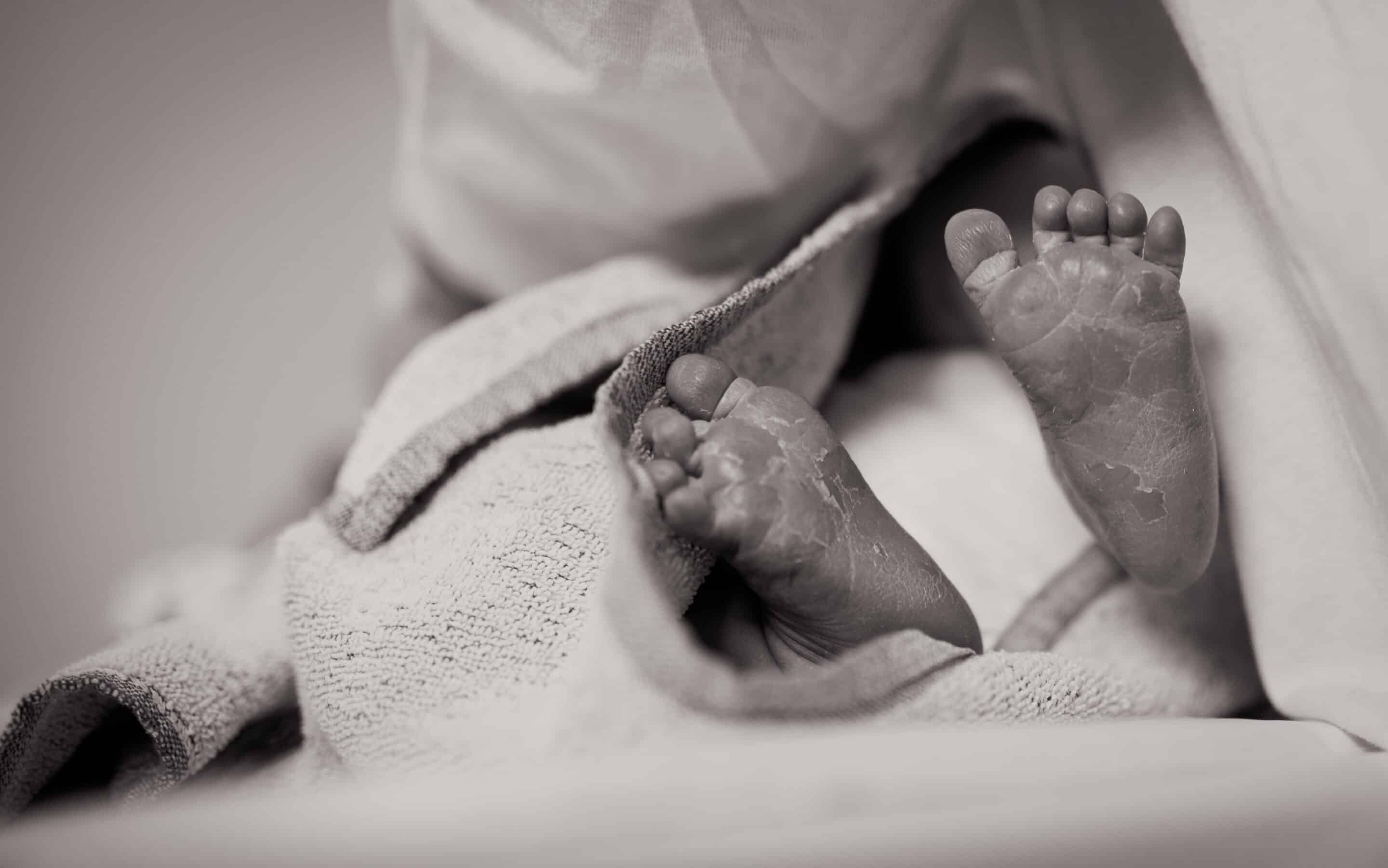 bevallingsfoto - voetjes van pasgeboren baby