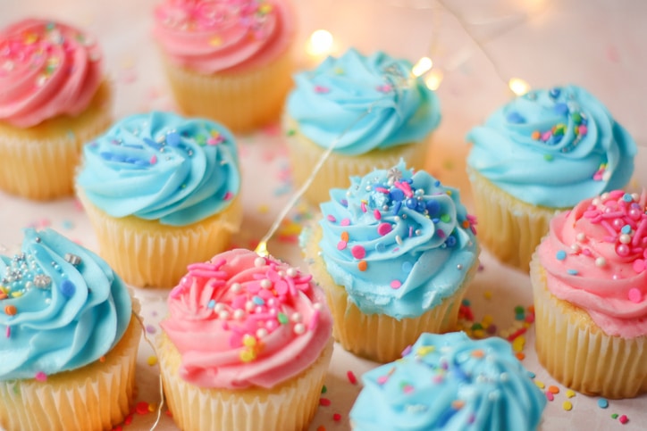gender reveal ideeen minicupcakes met roze en blauwe botercreme