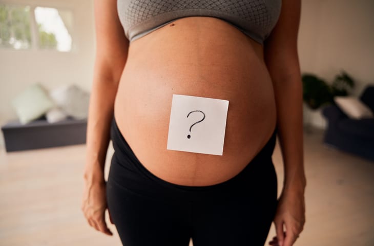 gender reveal ideeen zwangere buik met post-it met vraagteken