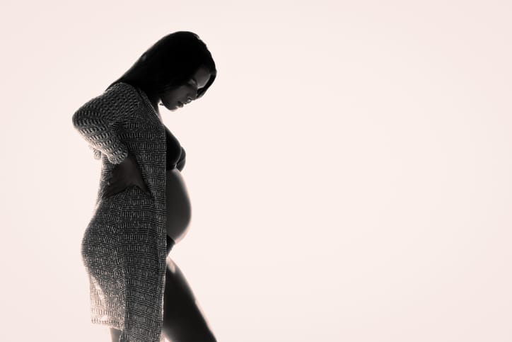 zwangerschapsshoot - zwangere vrouw gefotografeerd met tegenlicht