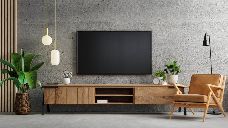TV aan de muur met elektrische TV beugel