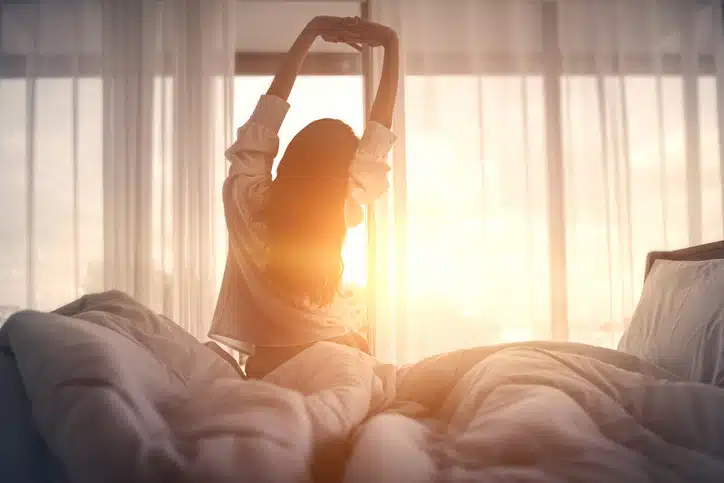 voor jezelf kiezen - vrouw rekt zich uit op bed