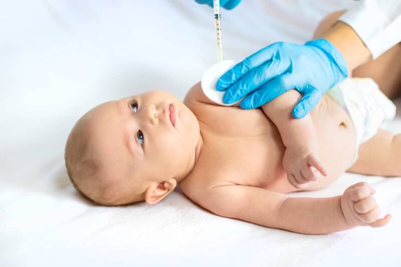 Baby krijgt BMR vaccinatie