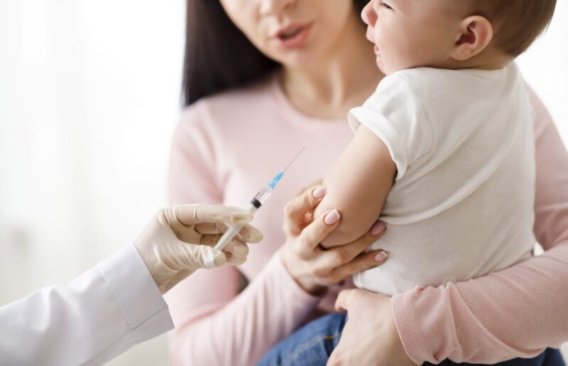 Baby krijgt inenting 14 maanden