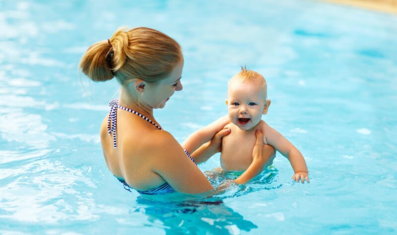 Blije baby bij babyzwemmen