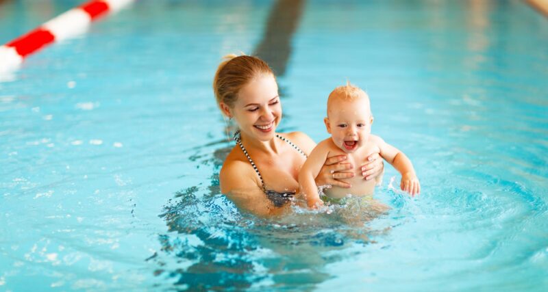 Moeder en baby in zwembad