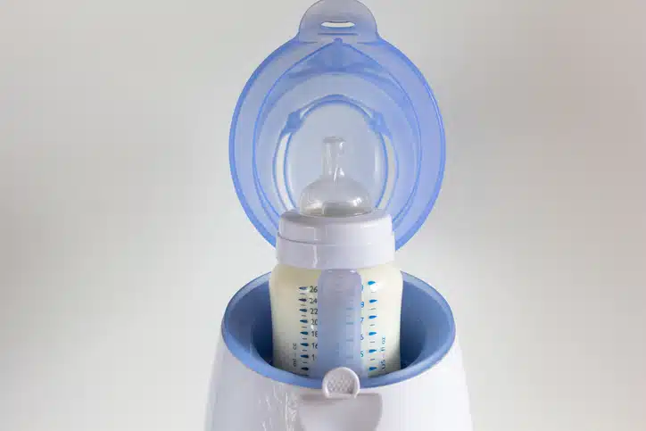 flessenwarmer met flesje melk