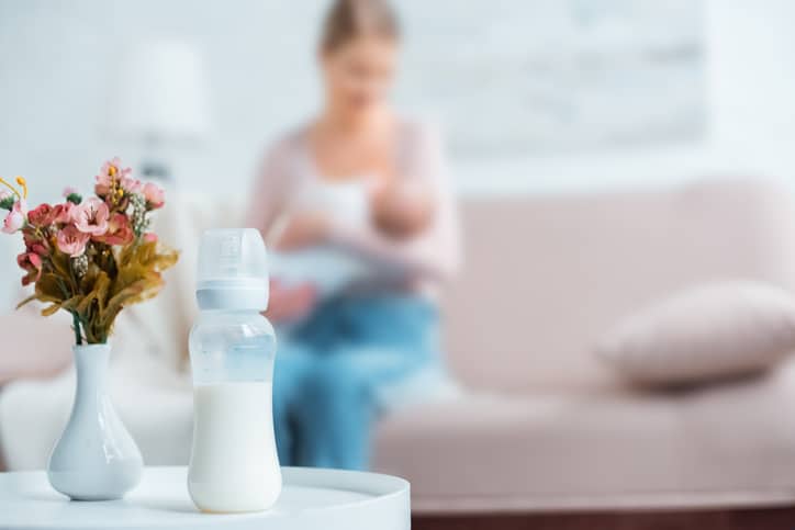 flessenwarmer - moeder met baby en fles melk