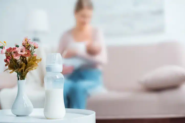 flessenwarmer - moeder met baby en fles melk