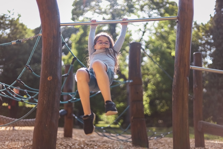 natuurspeeltuinen in nederland meisje aan klimrek
