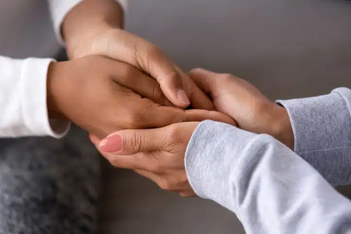 adoptieblog hechting - vier handen houden elkaar vast