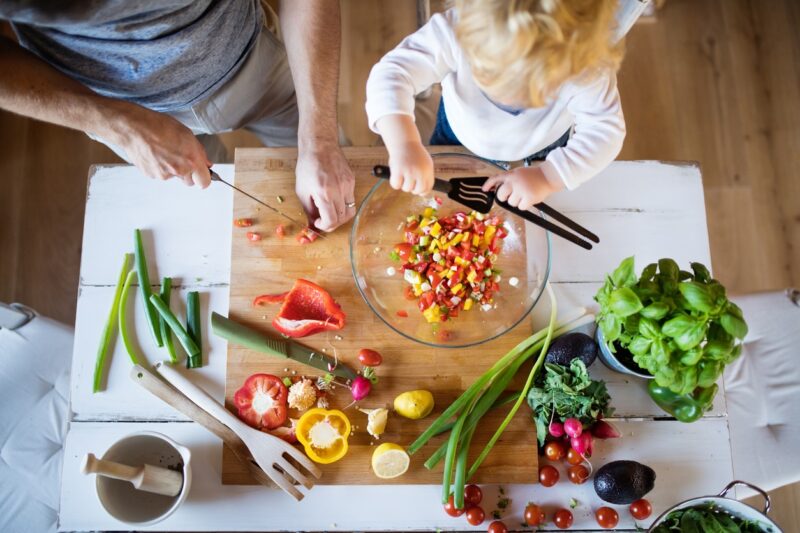 Samen koken en spelenderwijs je kind leren eten
