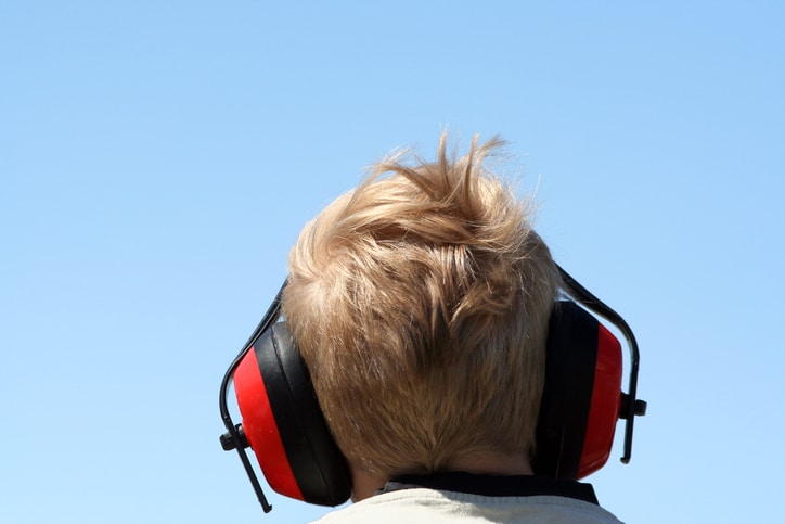 gehoorbescherming voor kinderen - kind met oorkappen