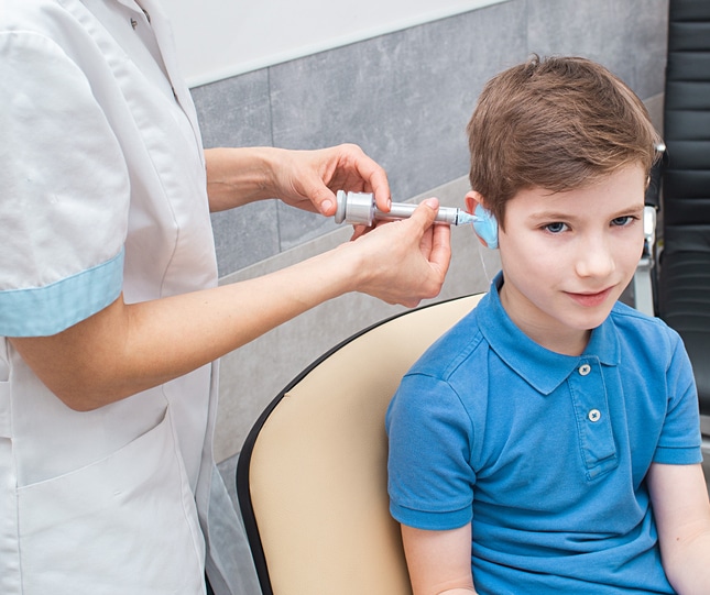 gehoorbescherming voor kinderen - oordoppen worden aangemeten bij jongen