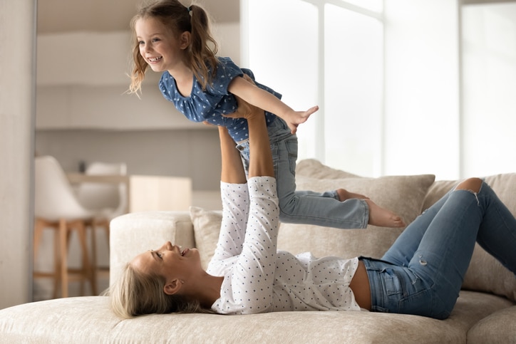 werk en gezin combineren - in balans moeder en dochter spelen samen