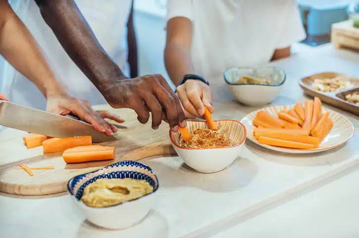 kind meer groente laten eten - groente met dip
