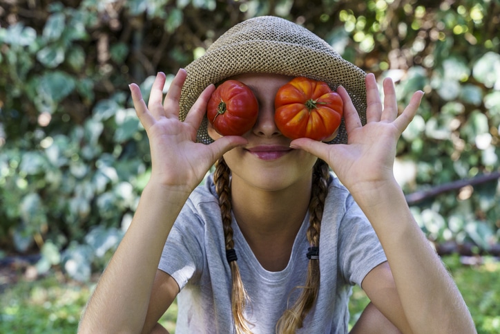 kind meer groente laten eten - meisje met tomaten voor haar ogen