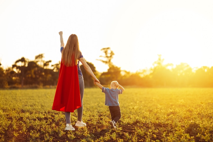 perfectionisme in het ouderschap - moeder en kind met superheldencape