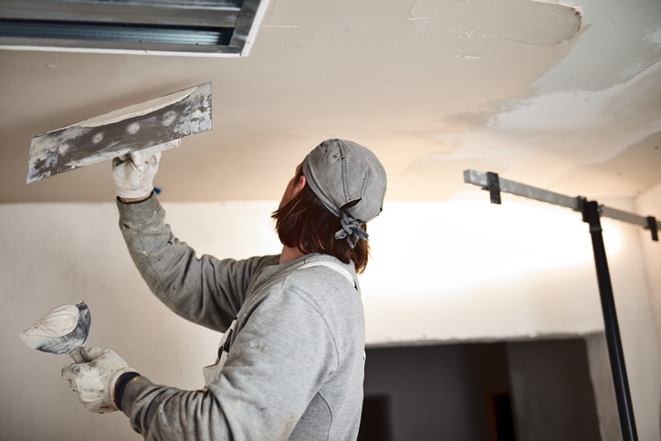 stukadoor nodig - stukadoor aan het werk plafond