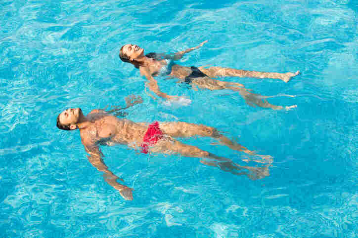 Man en vrouw in zwemspa