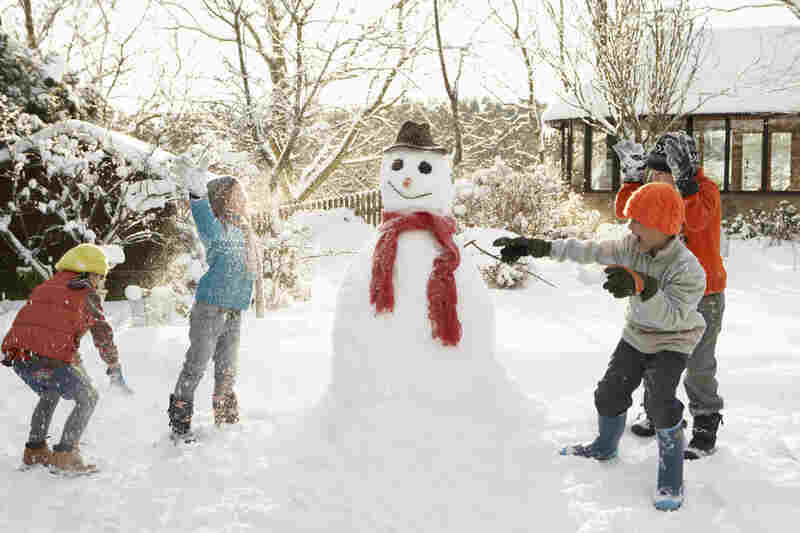 Sneeuwballen gevecht bij kinderfeestje