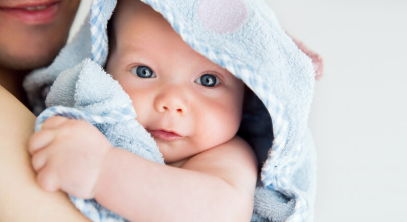 Baby in zachte handdoek