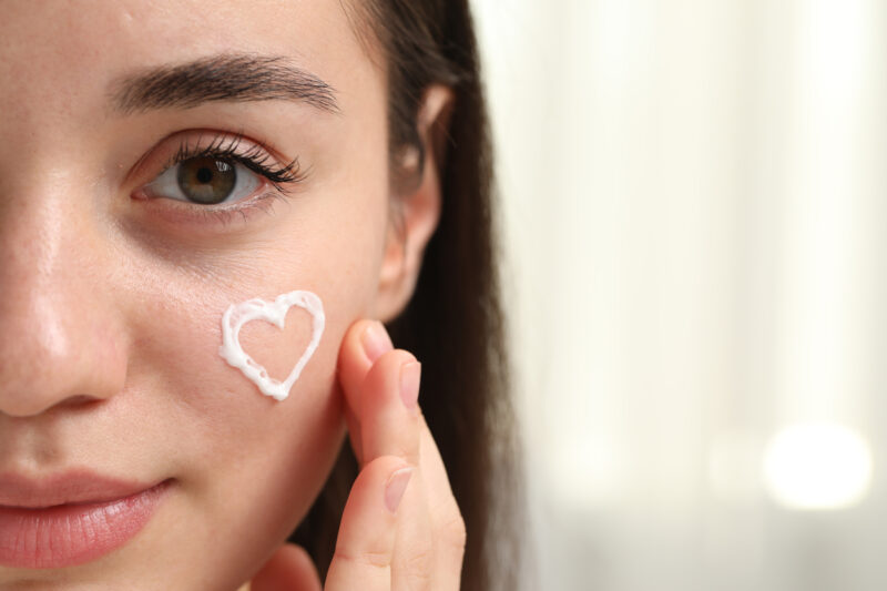 Close up vrouw hartje creme huidverzorging