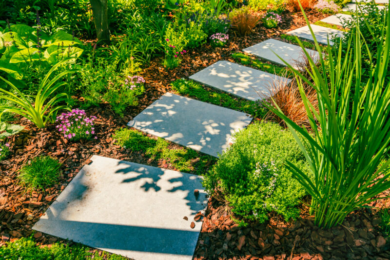 Tuinpad met mulch