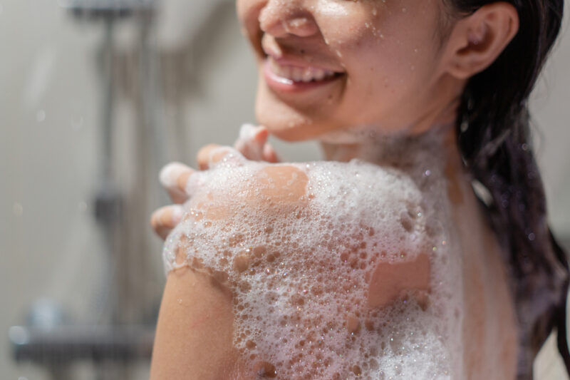 Vrouw onder de douche