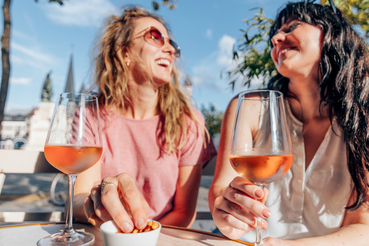 Proosten tijdens weekend weg zonder gezin